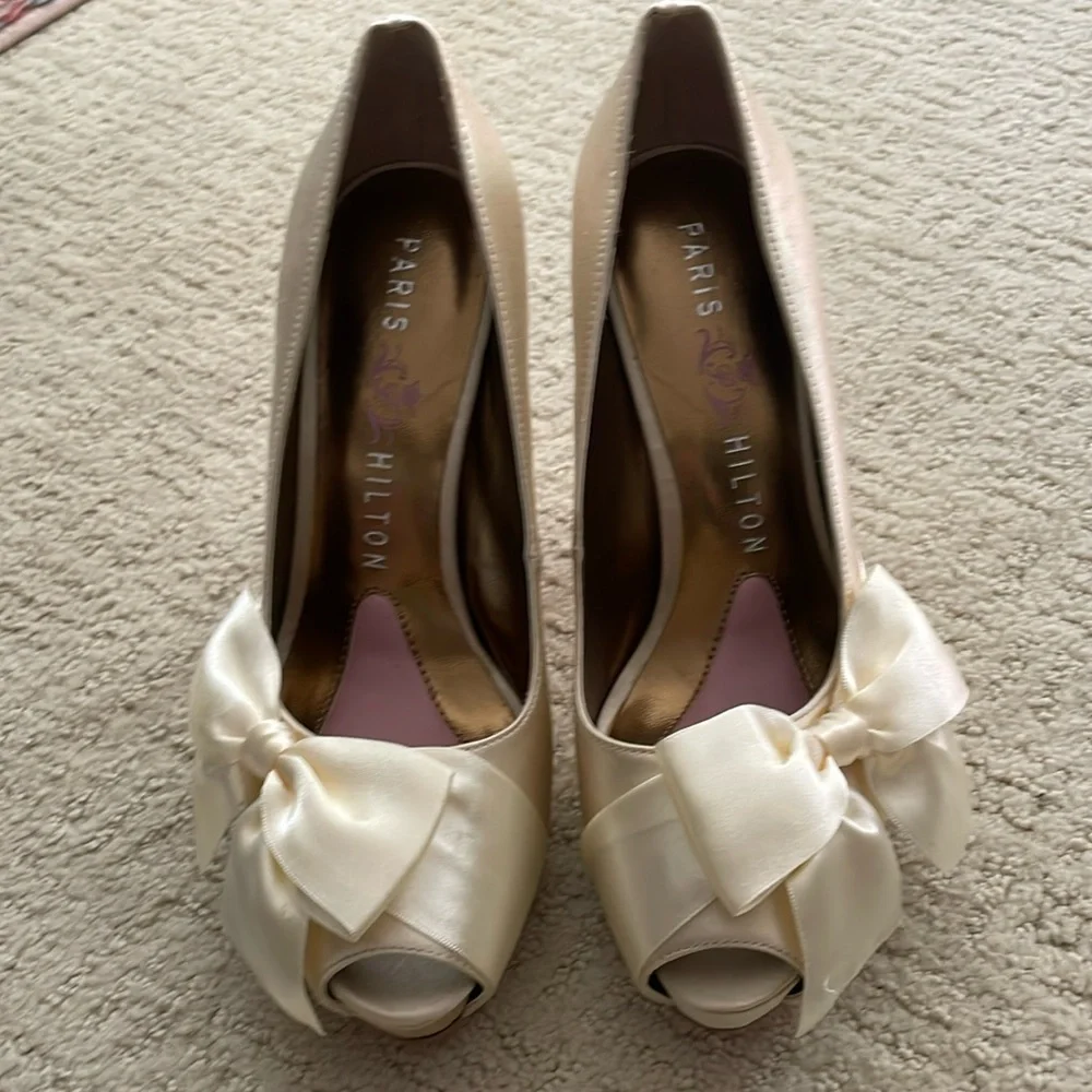 NWOT PARIS HILTON absolutely GORGEOUS ivory satin high heels! 6M - Picture 2 of 9